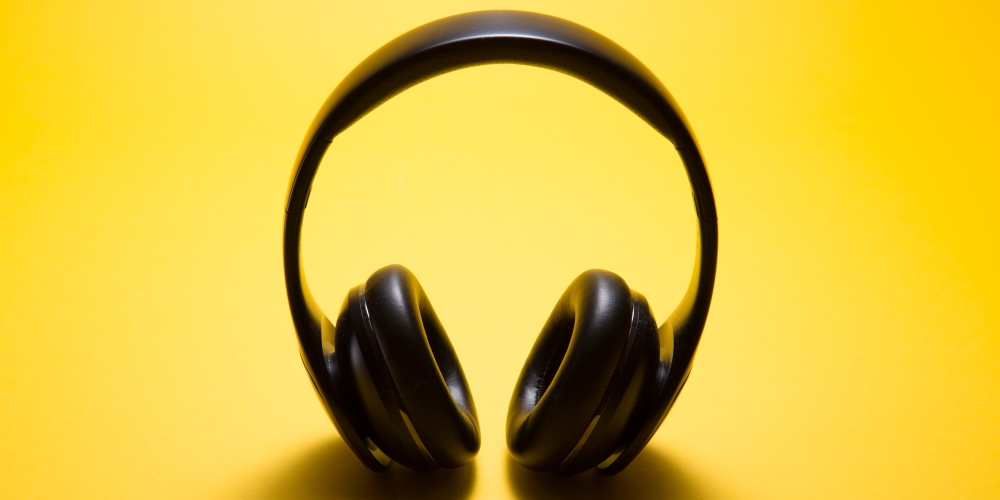 ochronniki słuchu dla operatora, zdjecie malte-wingen-unsplash, CC-0