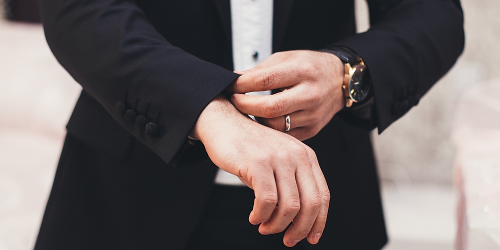 pan młody poprawia garnitur