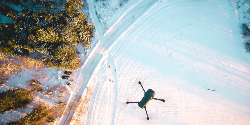 widok z drona na teren operacji - wsparcie z daleka, zdjęcie: erik-odiin@unsplash.com, CC-0