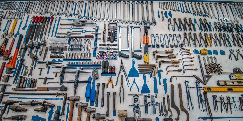 narzędzia tworzą system, zdjęcie: cesar-carlevarino-aragon-NL_DF0Klepc-unsplash, CC-0