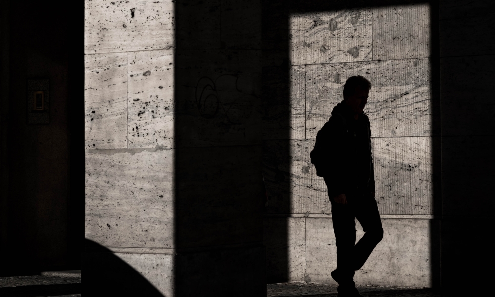 mężczyzna skryty w cieniu