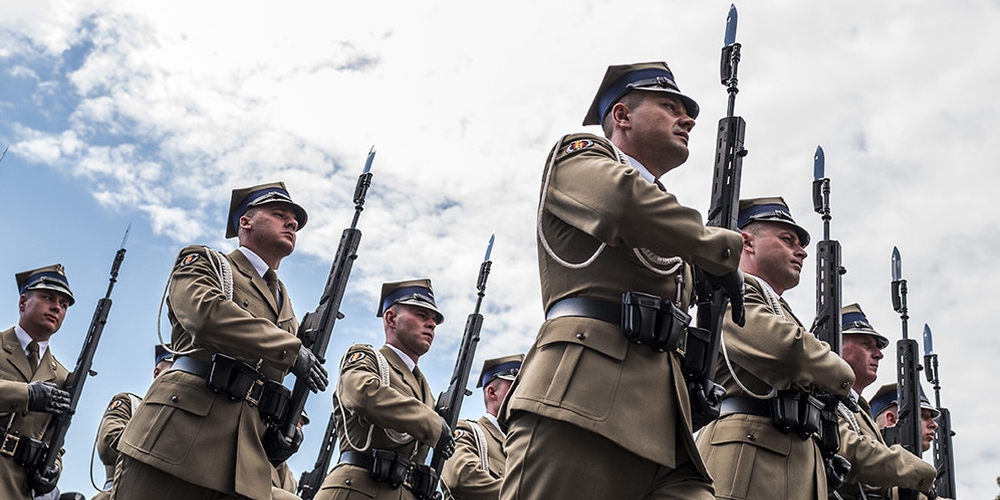 defilada z okazji Święta Wojska Polskiego, maszerujący żołnerze Kompanii Reprezentacyjnej WP, zdjęce: Kancelara Prezesa Rady Ministrów, CC_0
