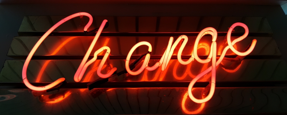 neon zmiana, zdjęcie: ross-findon@unsplash.com, CC-0
