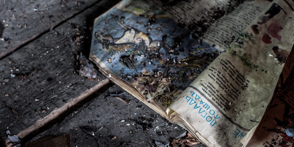 popiół i tekst w książce, zdjęcie nastya-kvokka@unsplash.com, CC-0