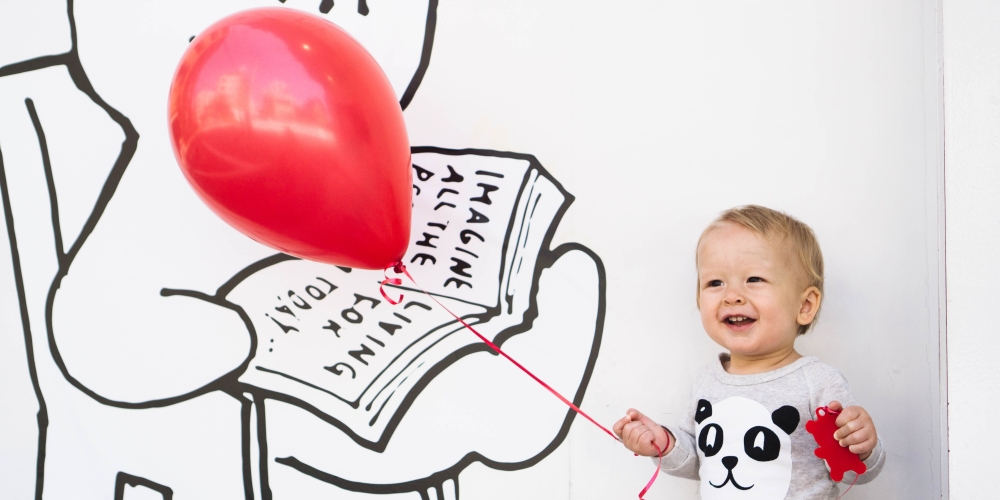 dziecko trzymające czerwony balon - bądź dzieckiem, zdjęcie: unsplash.com, CC-0