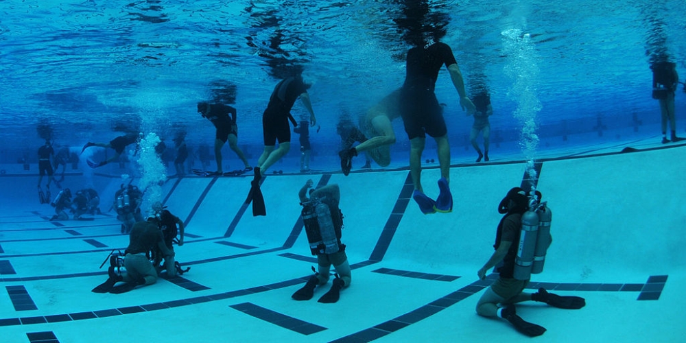 test US NAVY SEALS na basenie, zdjęcie:, U.S. Navy photo by Mass Communication Specialist 2nd Class Kyle D. Gahlau CC-0