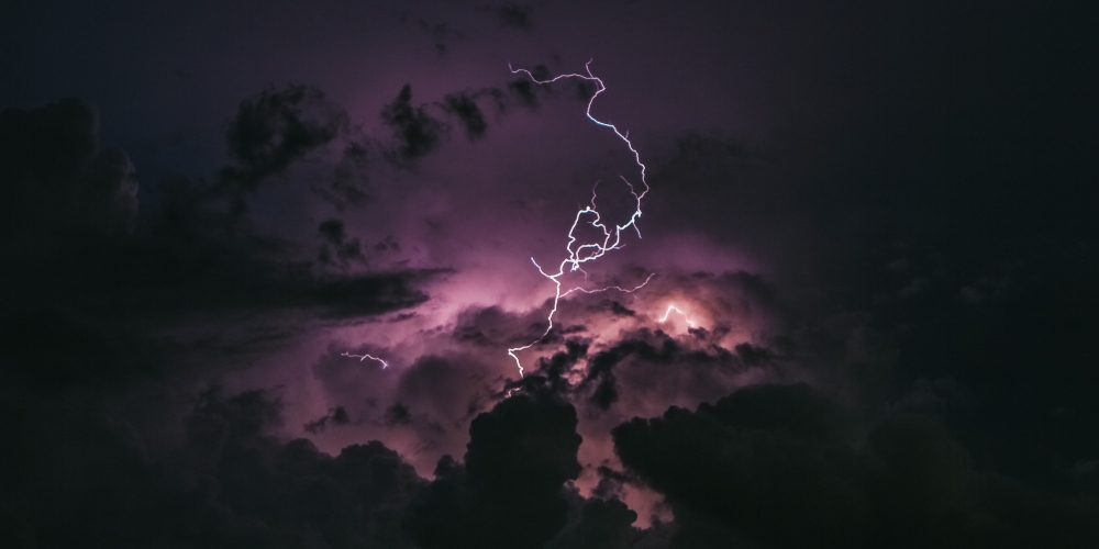 pioruny, węże, skorpiony, zdjęcie: breno-machado@unsplash.com CC-0