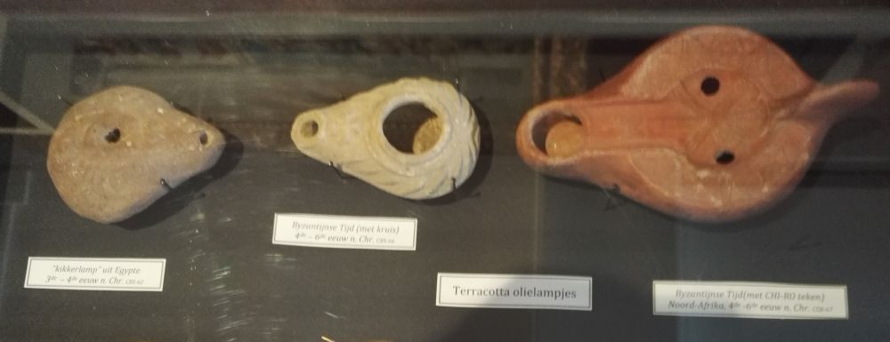 lampki oliwne z czasów Jezusa w Muzeum Biblii w Amsterdamie, zdjęcie: operator-paramedyk.pl, CC-BY