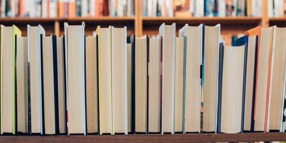 książki leżące na półce, zdjęcie: jessica-ruscello@unsplash. com, CC-0