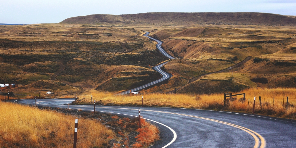 kręta i nierówna droga, zdjęcie: jesse-bowser@unsplash.com, CC_0