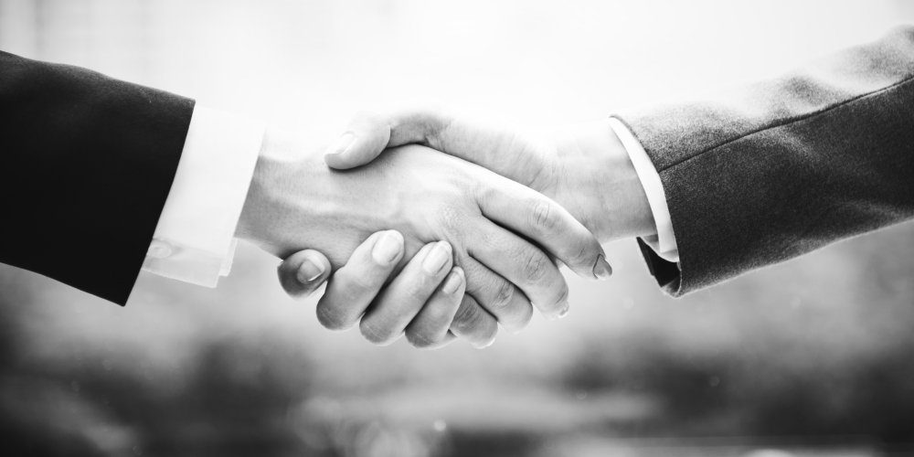 obietnica - uścisk rąk dwóch osób, zdjęcie: rawpixel@unsplash.com, CC-0