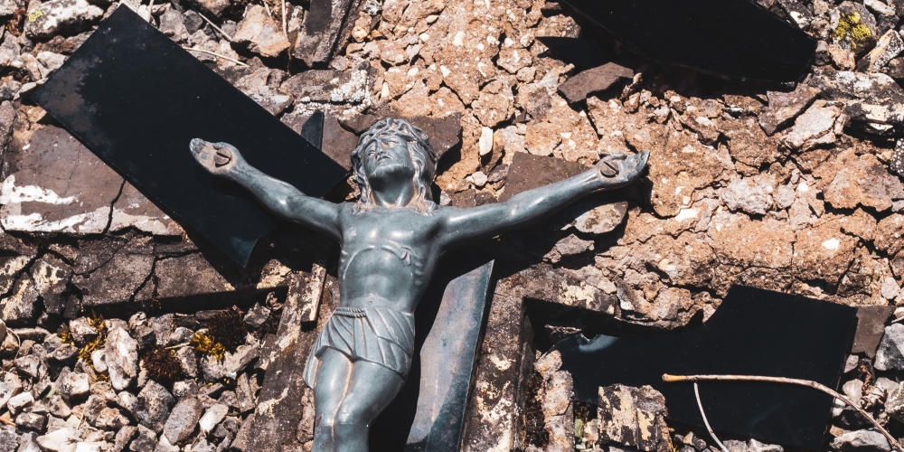 połamany Krzyż w kawałkach, zdjęcie: ddp@unsplash.com, CC-0