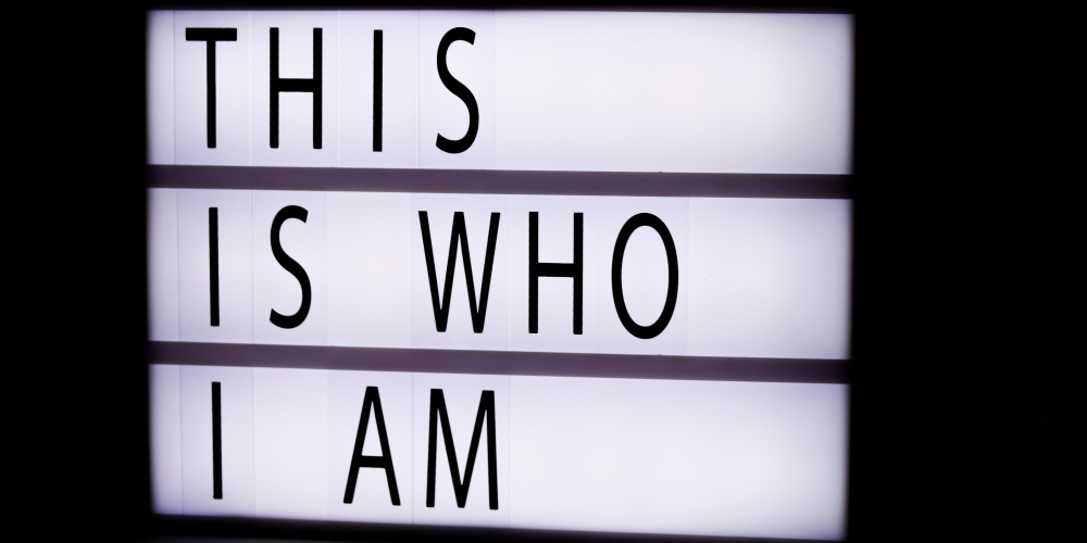 napis "this is who I am", zdjecie: felicia-buitenwerfunsplash, CC-0