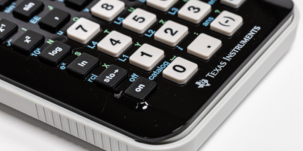 kalkulacja, zdjęcie: ray-reyes-unsplash CC-0