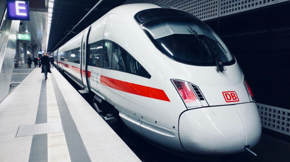 szybki pociąg, daniel-abadia-unsplash CC-0