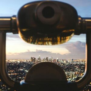 lornetka skierowana na miasto, jeremy-bishop-unsplash-cc0