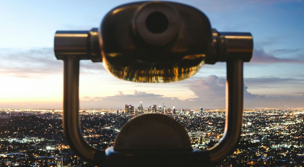 lornetka skierowana na miasto, jeremy-bishop-unsplash-cc0